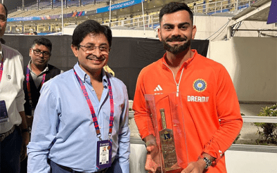 জন্মদিনের মঞ্চে বিরাট কোহলির হাতে সোনার ব্যাট উপহার সিএবির