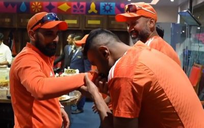 দুর্ধর্ষ পারফরম্যান্সের পর মহম্মদ সামির হাতে চুম্বন রবিচন্দ্রন অশ্বিনের