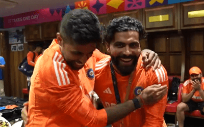 নিউ জিল্যান্ড ম্যাচ শেষে সেরা ফিল্ডারের মেডেল রবীন্দ্র জাদেজার