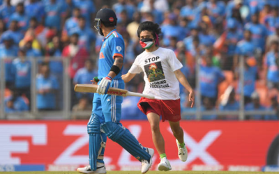 ফাইনাল ম্যাচ চলাকালীন মাঠে ঢুকে বিরাট কোহলিকে জড়িয়ে ধরলেন এক দর্শক, দিলেন এক বিশেষ বার্তা