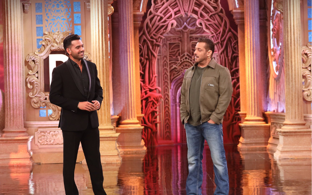 Big Boss 19: बहन मालती चाहर को सपोर्ट करने पहुंचे क्रिकेटर दीपक चाहर, सलमान खान ने किया स्वागत