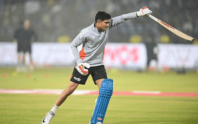 IND vs SA 2025: चोटिल शुभमन गिल भारत के साथ अहमदाबाद पहुंचे, 5वें T20I में खेलना मुश्किल