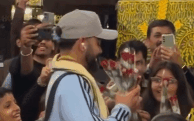 रायपुर में गुलाब के फूलों से हुआ विराट कोहली का स्वागत, चेहरे पर मुस्कान ने कह दिया सब कुछ﻿, देखें वायरल वीडियो