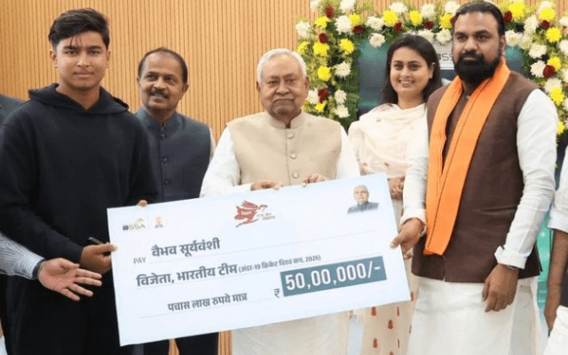 U19 वर्ल्ड कप फाइनल के हीरो वैभव सूर्यवंशी पर बिहार सरकार मेहरबान, Cm नीतीश कुमार ने सौंपा 50 लाख का चेक