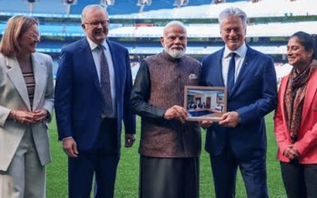 Mcg में पीएम मोदी ने स्टीव वॉ को दिया खास तोहफा, यादगार पल ने जीता दिल